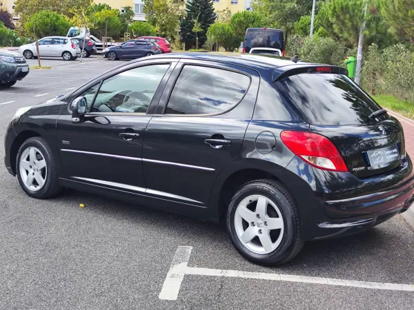 Peugeot 207 2011 - 5480 EUR, 219000 km - AUTO.MOTO.pt - 219000km - foto 12 de 38
