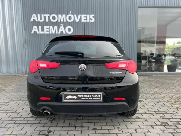 Alfa Romeo Giulietta 2018 - 15950 EUR, 122241 km - AUTO.MOTO.pt - 122241km - foto 6 de 17