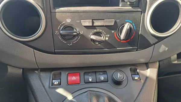 Citroën Berlingo 2016 - 9900 EUR, 218219 km - AUTO.MOTO.pt - 218219km - foto 13 de 19