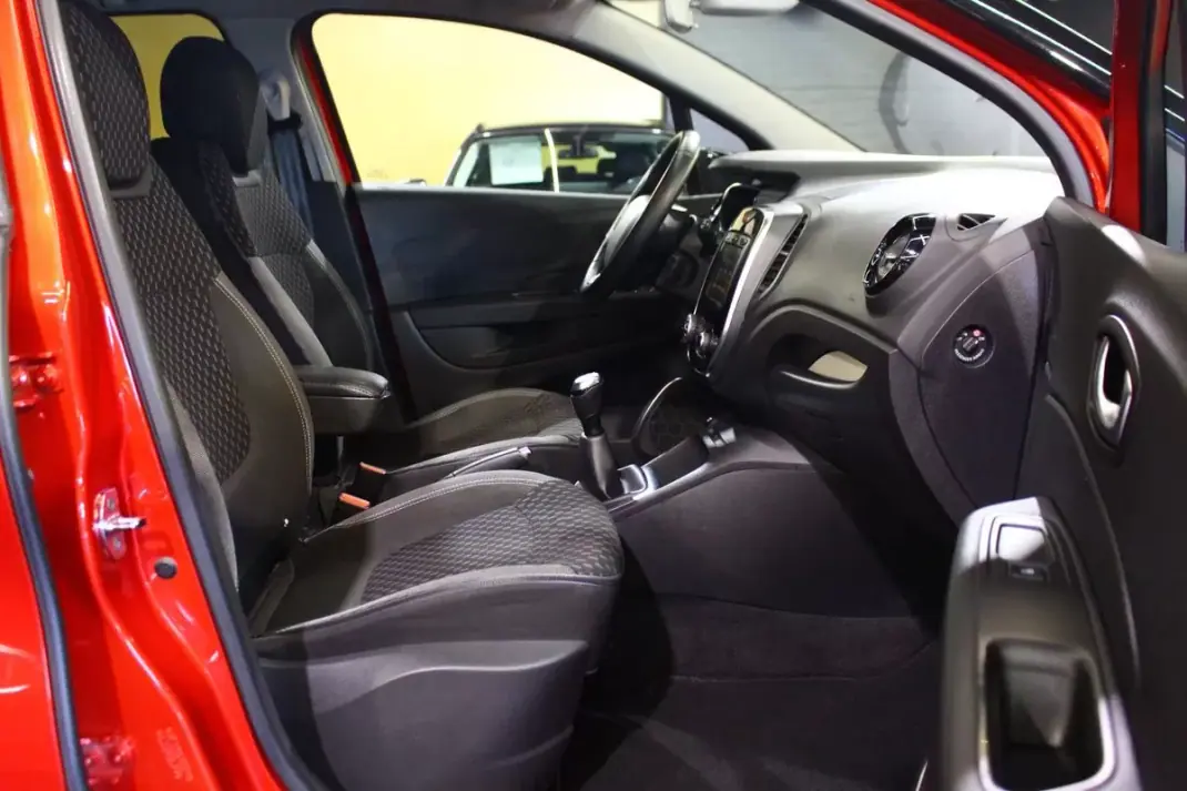 Renault Captur 2019 - 14900 EUR, 80047 km - AUTO.MOTO.pt - 80047km - foto 20 de 31