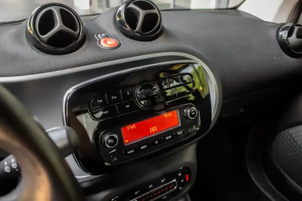 Smart ForTwo Coupé 2019 - 12900 EUR, 70638 km - AUTO.MOTO.pt - 70638km - foto 21 de 28