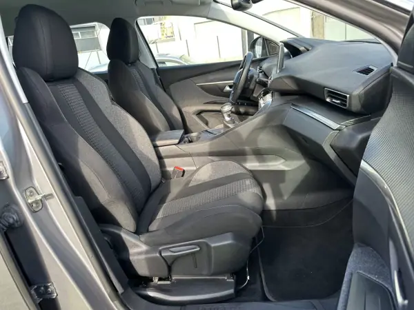 Peugeot 5008 2017 - 14900 EUR, 200000 km - AUTO.MOTO.pt - 200000km - foto 32 de 63