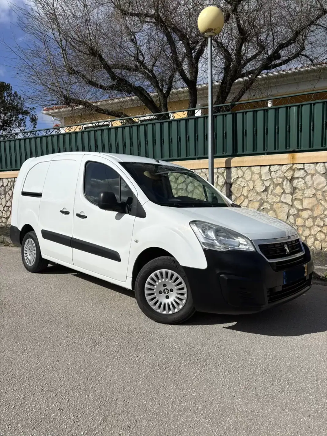 Peugeot Partner 2015 - 8900 EUR, 229000 km - AUTO.MOTO.pt - 229000km - foto 1 de 7