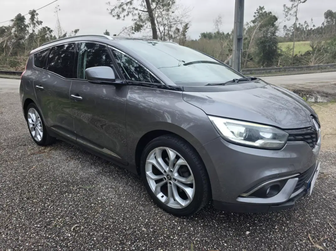 Renault Grand Scénic 2017 - 12750 EUR, 320000 km - AUTO.MOTO.pt - 320000km - foto 12 de 40