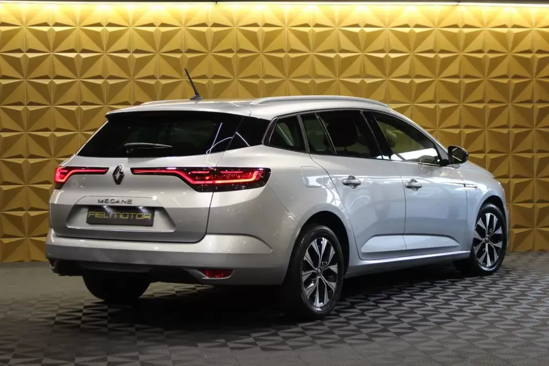 Renault Mégane Sport Tourer 2021 - 15290 EUR, 168000 km - AUTO.MOTO.pt - 168000km - foto 7 de 30