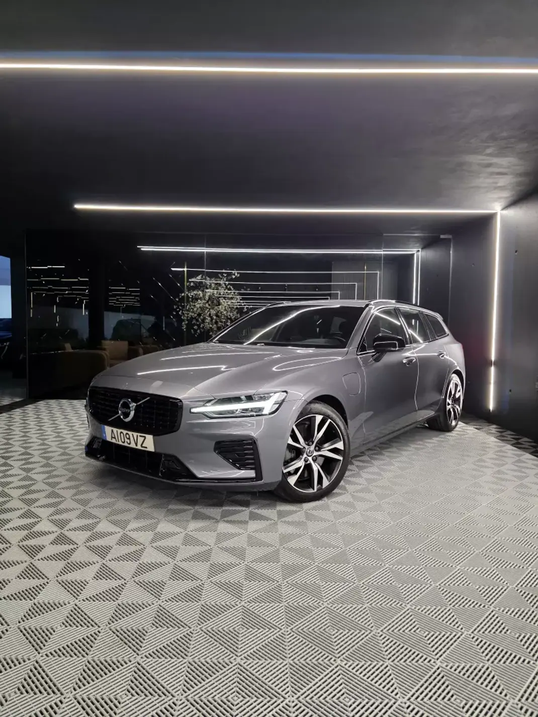 Volvo V60 2021 - 31750 EUR, 57692 km - AUTO.MOTO.pt - 57692km - foto 1 de 23