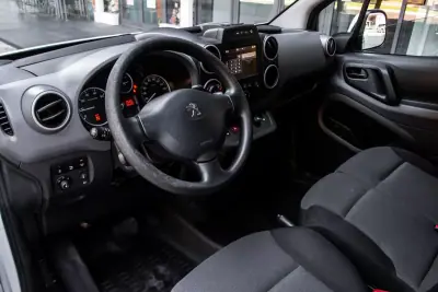 Peugeot Partner 2018 - 9900 EUR, 192545 km - AUTO.MOTO.pt - 192545km - foto 15 de 24