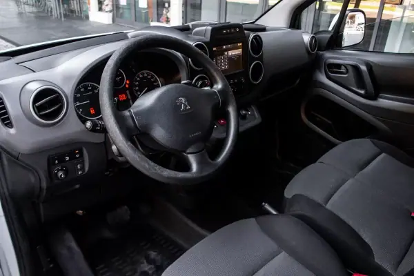 Peugeot Partner 2018 - 9900 EUR, 192545 km - AUTO.MOTO.pt - 192545km - foto 15 de 24