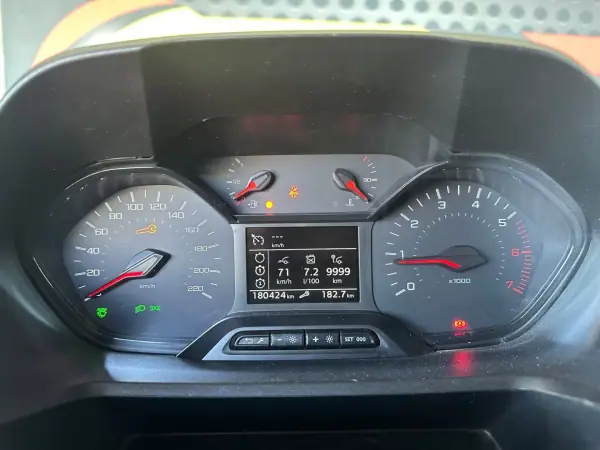 Peugeot Partner 2019 - 13900 EUR, 180422 km - AUTO.MOTO.pt - 180422km - foto 15 de 28