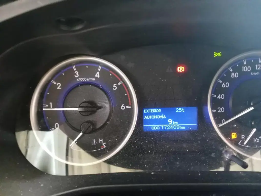 Toyota HILUX 2.4 D-4D 4WD CE 3 L CH 2018 - 23900 EUR, 172409 km - AUTO.MOTO.pt - 172409km - foto 7 de 10