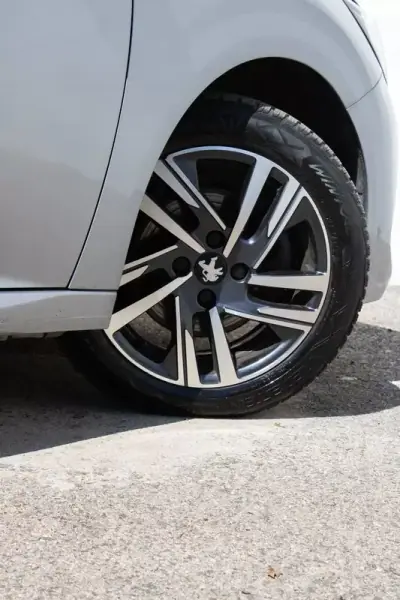 Peugeot 208 2023 - 16999 EUR, 96737 km - AUTO.MOTO.pt - 96737km - foto 7 de 34