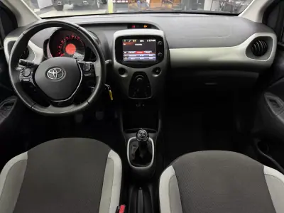 Toyota Aygo 2018 - 10450 EUR, 62569 km - AUTO.MOTO.pt - 62569km - foto 20 de 35