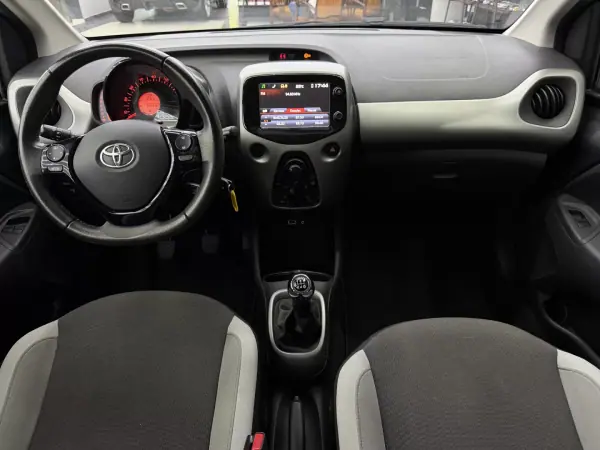 Toyota Aygo 2018 - 10450 EUR, 62569 km - AUTO.MOTO.pt - 62569km - foto 20 de 35
