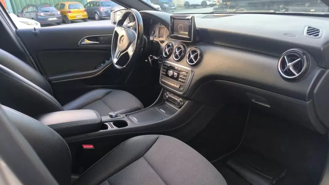 Mercedes-Benz A 180 2014 - 15800 EUR, 180000 km - AUTO.MOTO.pt - 180000km - foto 23 de 23