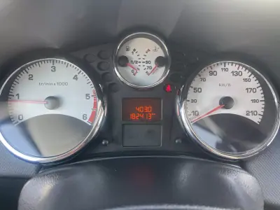 Peugeot 207 2010 - 6500 EUR, 182413 km - AUTO.MOTO.pt - 182413km - foto 8 de 9