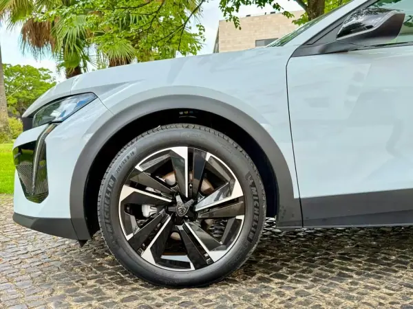 Peugeot 408 2025 - 25890 EUR, 45400 km - AUTO.MOTO.pt - 45400km - foto 39 de 41