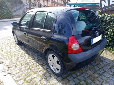 Renault Clio 2002 - 2499 EUR, 222699 km - AUTO.MOTO.pt - 222699km - foto 5 de 9