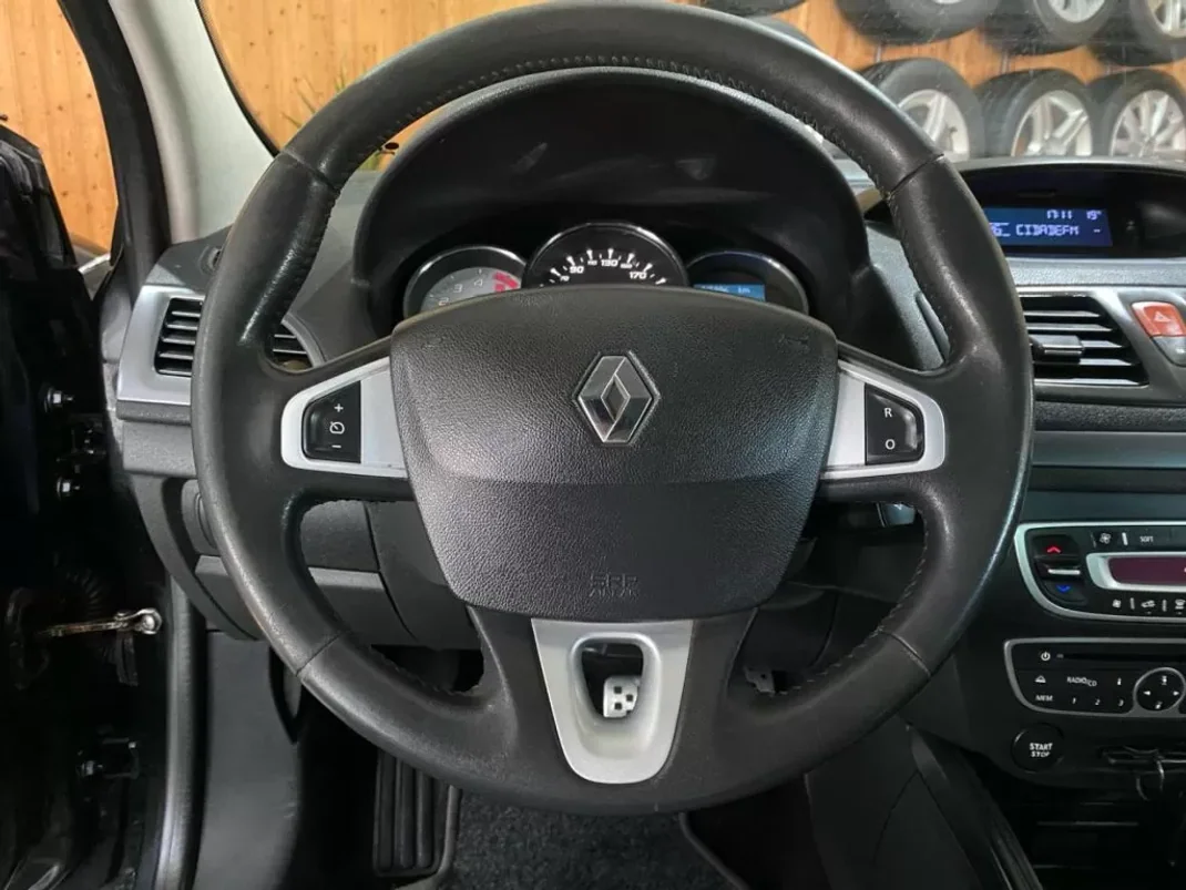 Renault Mégane Coupe 2012 - 11900 EUR, 157000 km - AUTO.MOTO.pt - 157000km - foto 10 de 17