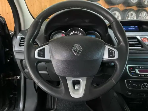 Renault Mégane Coupe 2012 - 11900 EUR, 157000 km - AUTO.MOTO.pt - 157000km - foto 10 de 17