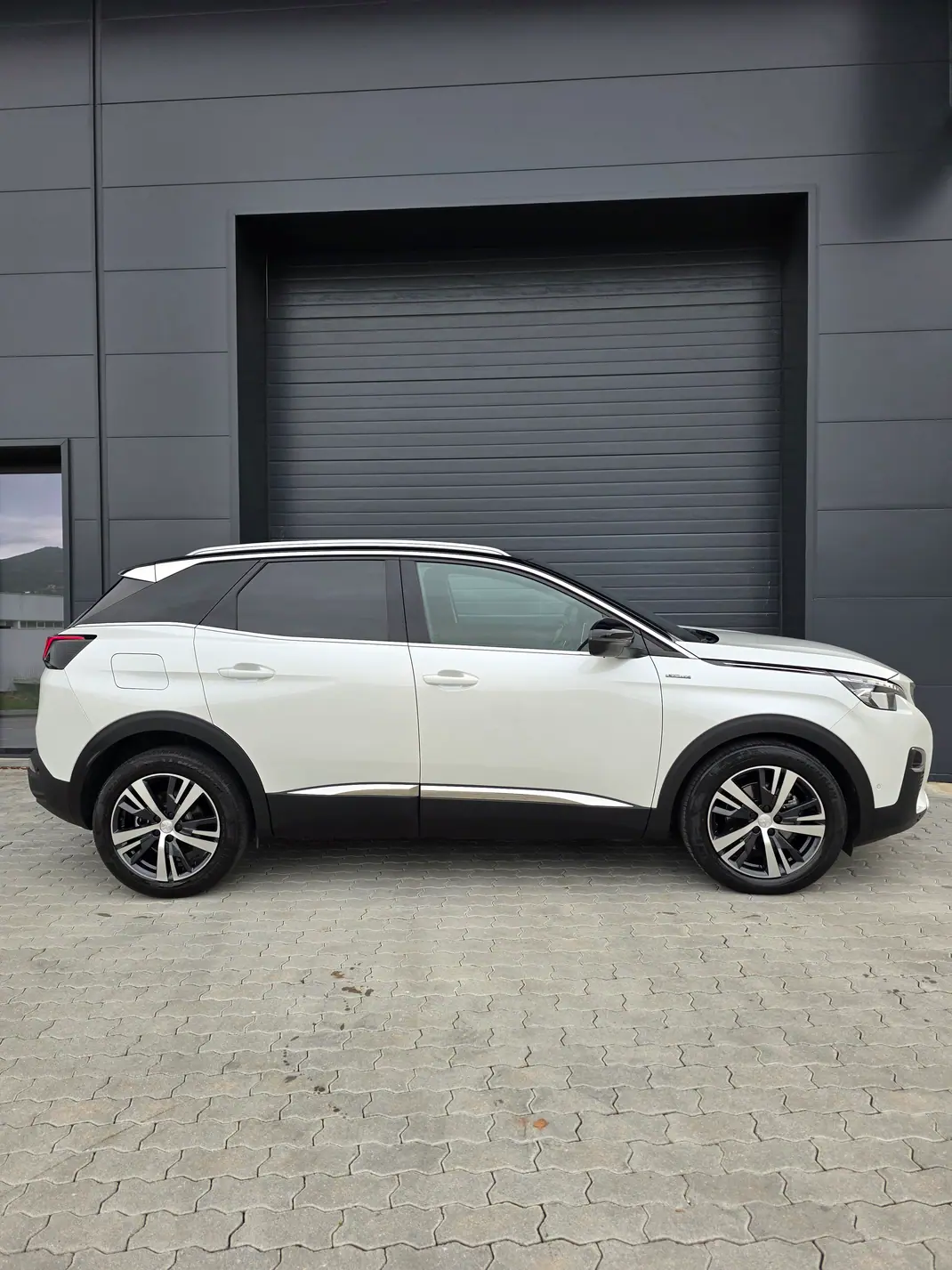 Peugeot 3008 2018 - 22290 EUR, 95000 km - AUTO.MOTO.pt - 95000km - foto 4 de 10