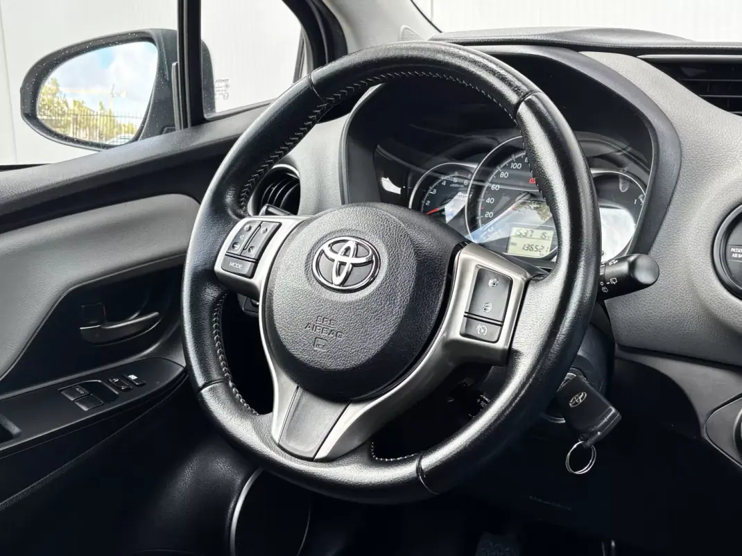 Toyota Yaris 2016 - 13500 EUR, 135000 km - AUTO.MOTO.pt - 135000km - foto 14 de 35