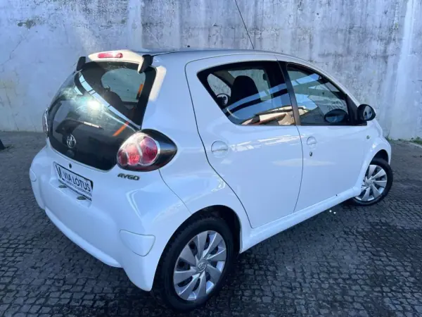 Toyota Aygo 2014 - 8900 EUR, 134000 km - AUTO.MOTO.pt - 134000km - foto 6 de 22