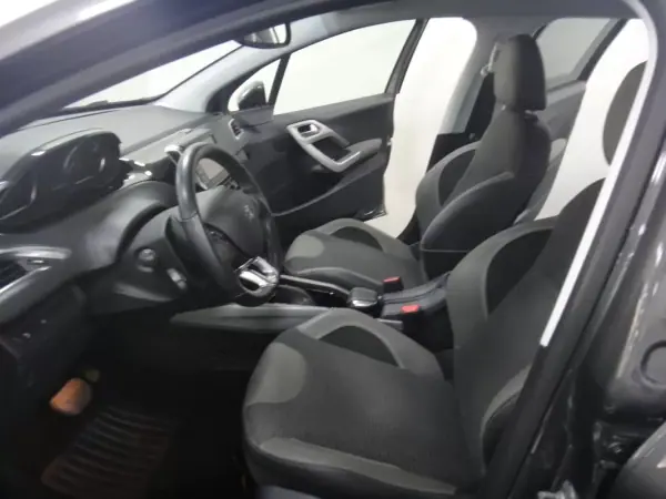 Peugeot 2008 2018 - 10250 EUR, 109000 km - AUTO.MOTO.pt - 109000km - foto 9 de 21