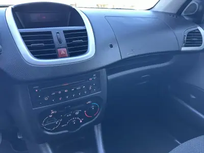 Peugeot 206 2010 - 5990 EUR, 158000 km - AUTO.MOTO.pt - 158000km - foto 16 de 16