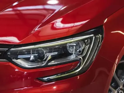 Renault Mégane 2017 - 15750 EUR, 110350 km - AUTO.MOTO.pt - 110350km - foto 5 de 17