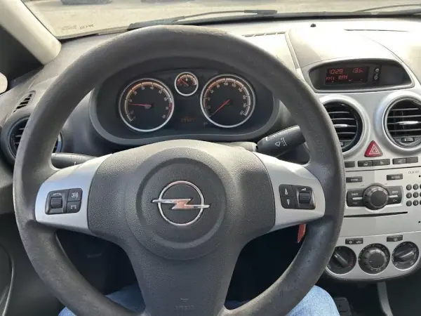 Opel Corsa 2013 - 7750 EUR, 99853 km - AUTO.MOTO.pt - 99853km - foto 11 de 15