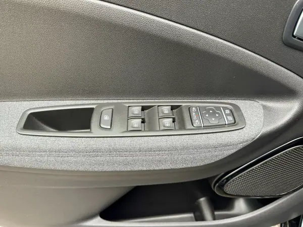 Renault Zoe 2020 - 25500 EUR, 30800 km - AUTO.MOTO.pt - 30800km - foto 6 de 34