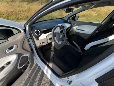 Renault Zoe 2019 - 9750 EUR, 120000 km - AUTO.MOTO.pt - 120000km - foto 5 de 7