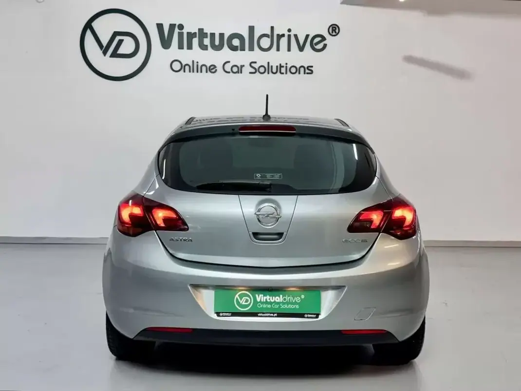 Opel Astra 2012 - 6250 EUR, 154000 km - AUTO.MOTO.pt - 154000km - foto 8 de 52