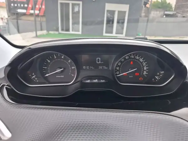 Peugeot 208 2017 - 8900 EUR, 191000 km - AUTO.MOTO.pt - 191000km - foto 30 de 36