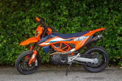 KTM 690 Enduro R 2023 - 10500 EUR, 7700 km - AUTO.MOTO.pt - 7700km - foto 2 de 11