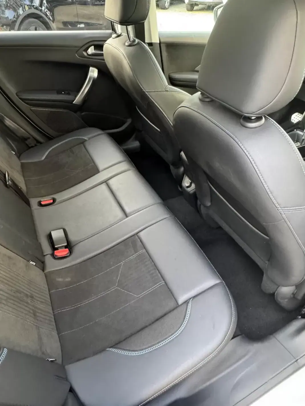 Peugeot 2008 2018 - 13900 EUR, 106900 km - AUTO.MOTO.pt - 106900km - foto 14 de 15
