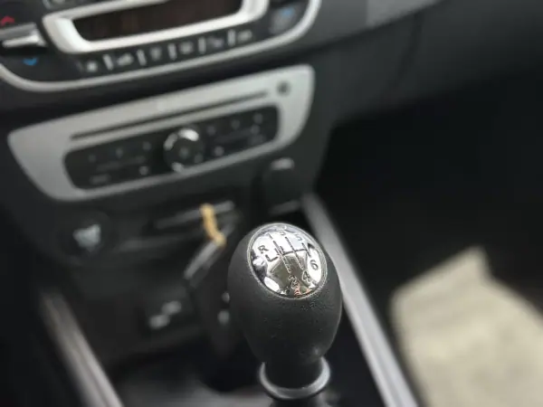 Renault Mégane Sport Tourer 2015 - 7990 EUR, 194000 km - AUTO.MOTO.pt - 194000km - foto 26 de 47