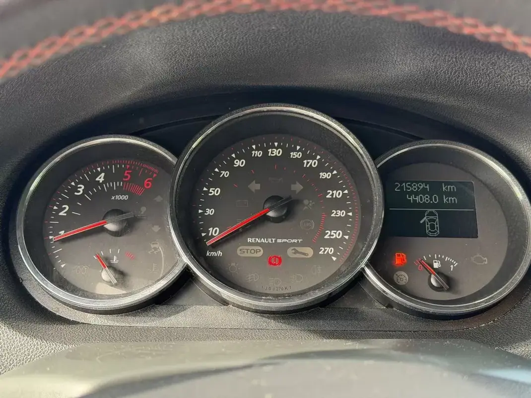 Renault Mégane 2010 - 5900 EUR, 215894 km - AUTO.MOTO.pt - 215894km - foto 17 de 22