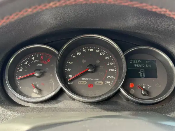 Renault Mégane 2010 - 5900 EUR, 215894 km - AUTO.MOTO.pt - 215894km - foto 17 de 22