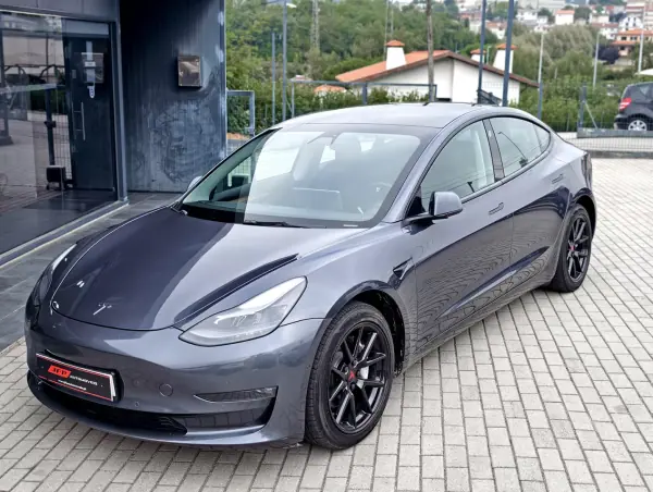 Tesla Model 3 2021 - 27500 EUR, 87000 km - AUTO.MOTO.pt - 87000km - foto 2 de 16