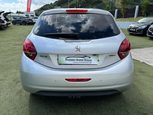 Peugeot 208 2016 - 11490 EUR, 155000 km - AUTO.MOTO.pt - 155000km - foto 4 de 12