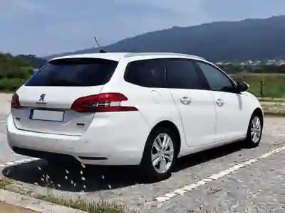 Peugeot 308 2015 - 8900 EUR, 214618 km - AUTO.MOTO.pt - 214618km - foto 4 de 14