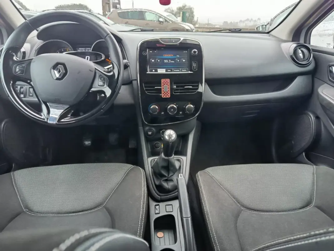 Renault Clio 2013 - 6950 EUR, 235000 km - AUTO.MOTO.pt - 235000km - foto 5 de 5
