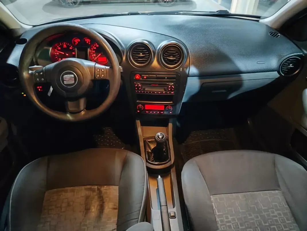 SEAT Ibiza 2007 - 3950 EUR, 300900 km - AUTO.MOTO.pt - 300900km - foto 29 de 30