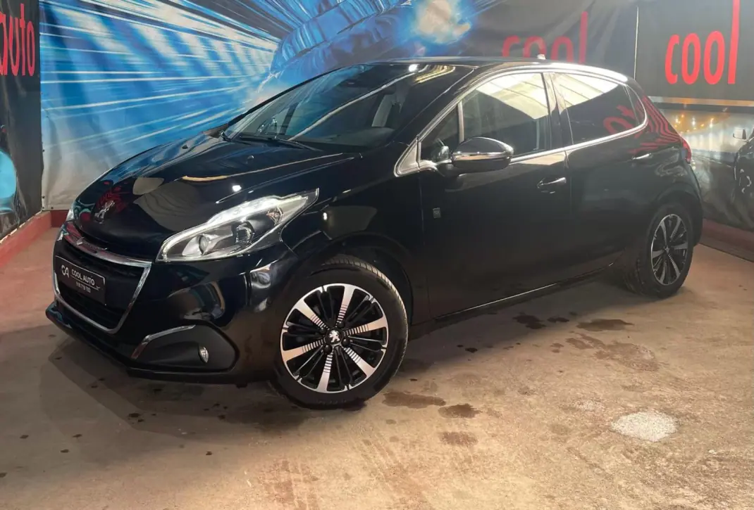 Peugeot 208 2018 - 8899 EUR, 106000 km - AUTO.MOTO.pt - 106000km - foto 1 de 42
