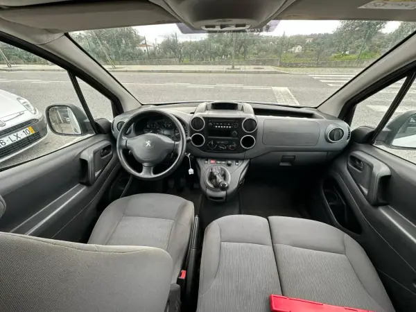 Peugeot Partner 2016 - 10900 EUR, 177432 km - AUTO.MOTO.pt - 177432km - foto 13 de 20