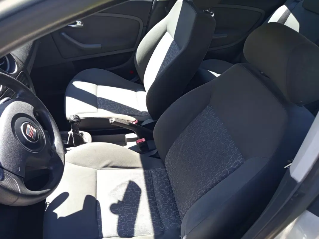 SEAT Ibiza 2006 - 4990 EUR, 144800 km - AUTO.MOTO.pt - 144800km - foto 6 de 10