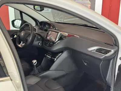 Peugeot 208 2017 - 12990 EUR, 101119 km - AUTO.MOTO.pt - 101119km - foto 15 de 22