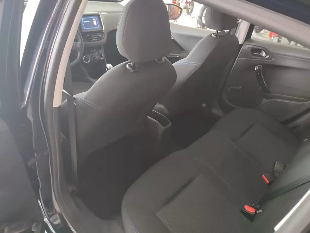 Peugeot 208 2018 - 14900 EUR, 144000 km - AUTO.MOTO.pt - 144000km - foto 12 de 13