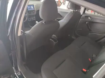 Peugeot 208 2018 - 14900 EUR, 144000 km - AUTO.MOTO.pt - 144000km - foto 12 de 13